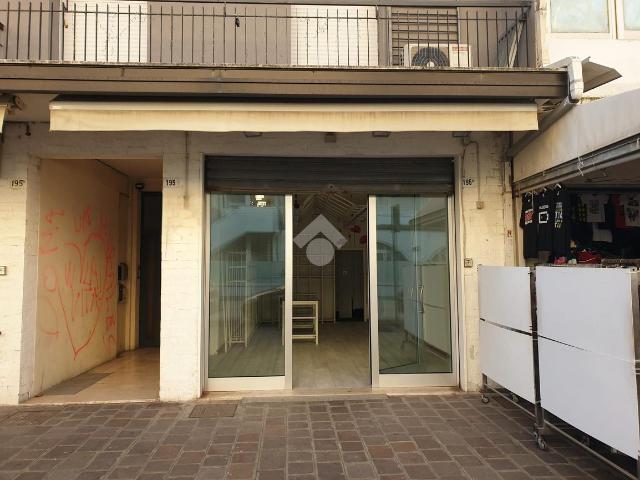 Locale Commerciale in affitto a Rimini, Reggio Emilia