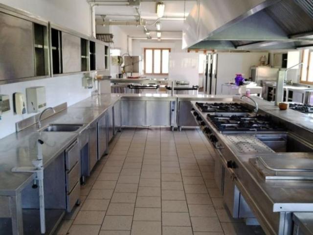 Locale Commerciale in affitto a Marche, Macerata