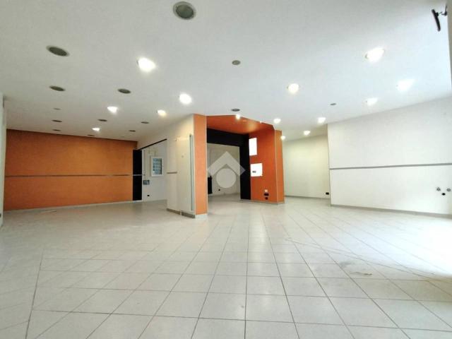 Locale Commerciale in affitto a Borgo Uriola, Piemonte