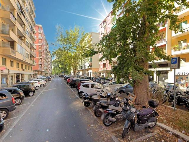 Locale Commerciale in affitto a Municipio Roma III, Roma Capitale
