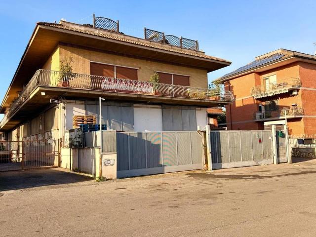 Locale Commerciale in affitto a Municipio Roma VII, Roma Capitale