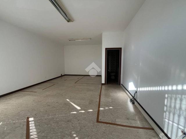 Locale Commerciale in affitto a San Giacomo, Romano D'ezzelino