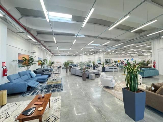Locale Commerciale in affitto a Roncadelle, Lombardia