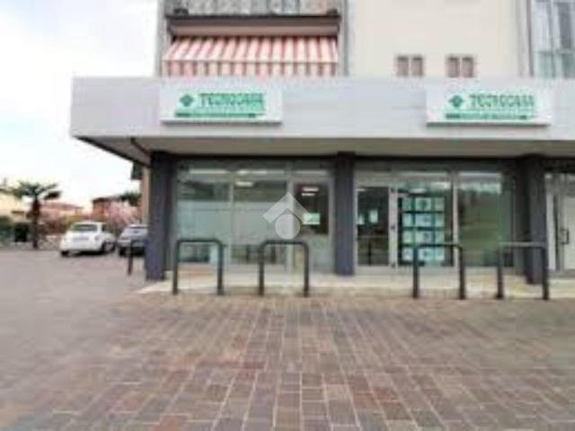 Locale Commerciale in affitto a Rosà, Veneto