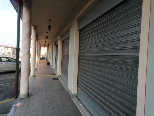 Locale Commerciale in affitto a Villaggio Famiglia, Rovato