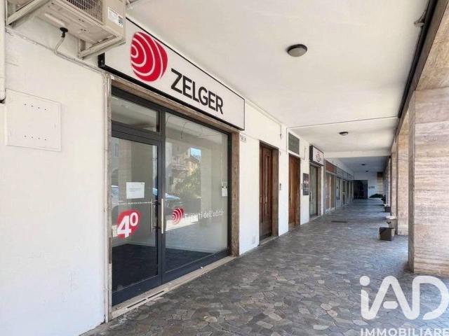 Locale Commerciale in affitto a Comunità della Vallagarina, Borgo Sacco
