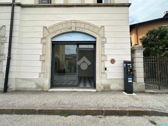 Locale Commerciale in affitto a Comunità della Vallagarina, Borgo Sacco