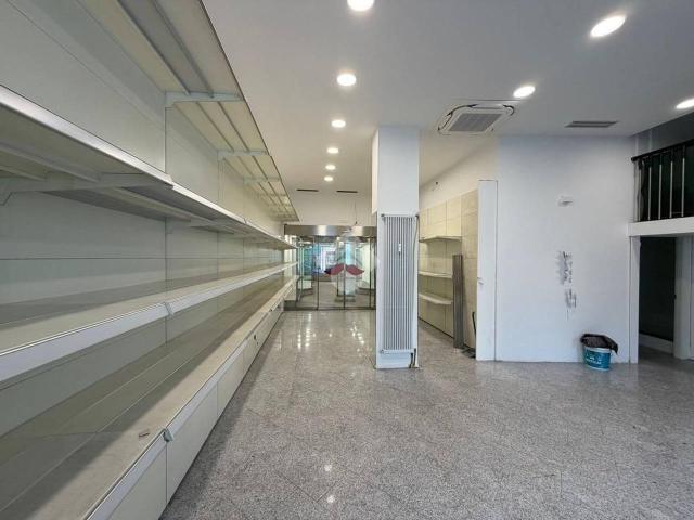 Locale Commerciale in affitto a Comunità della Vallagarina, Borgo Sacco