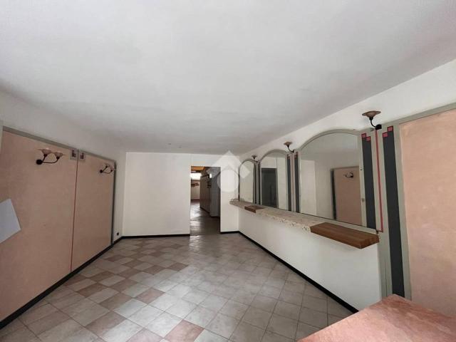 Locale Commerciale in affitto a Comunità della Vallagarina, Borgo Sacco