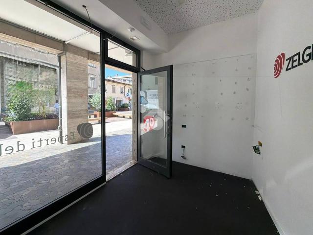 Locale Commerciale in affitto a Comunità della Vallagarina, Borgo Sacco