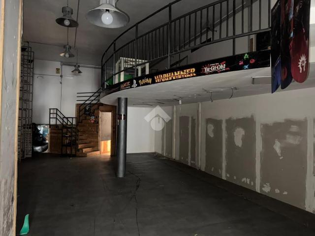 Locale Commerciale in affitto a Salerno, Campania