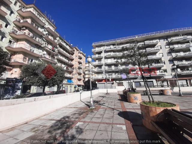 Locale Commerciale in affitto a Salerno, Torrione