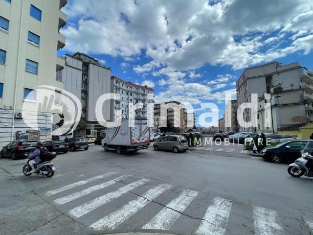 Locale Commerciale in affitto a Salerno, Campania