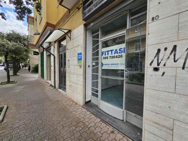 Locale Commerciale in affitto a Salerno, Torrione