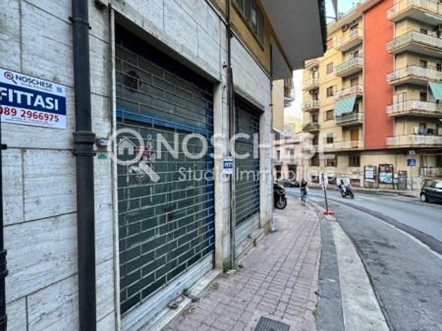 Locale Commerciale in affitto a Fratte, Salerno