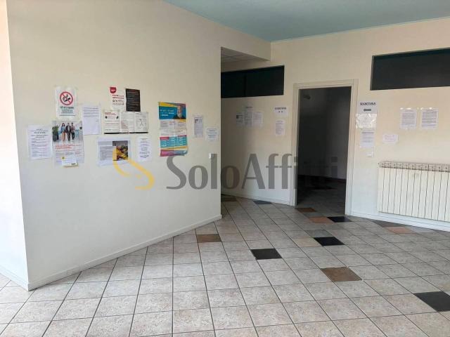 Locale Commerciale in affitto a Samarate, Lombardia