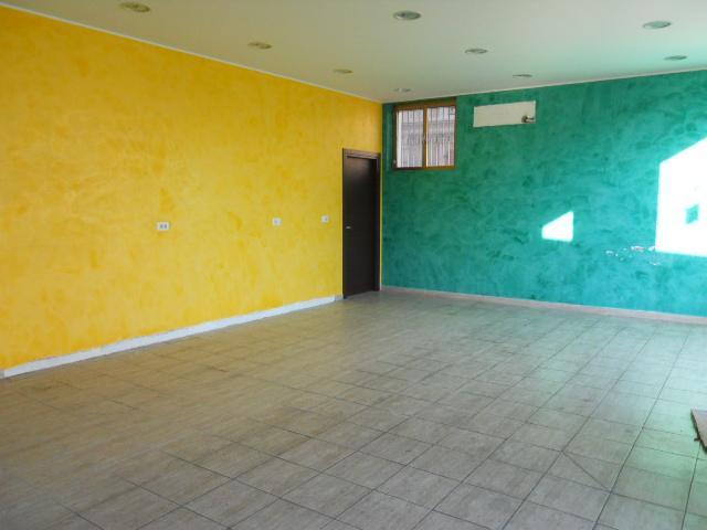 Locale Commerciale in affitto a Ragnola, Marche