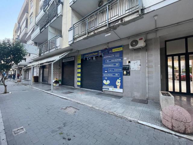 Locale Commerciale in affitto a Maddaloni, Campania