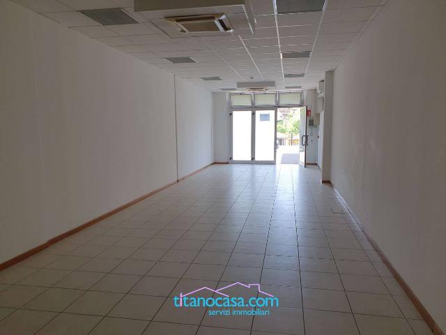 Locale Commerciale in affitto a Serravalle