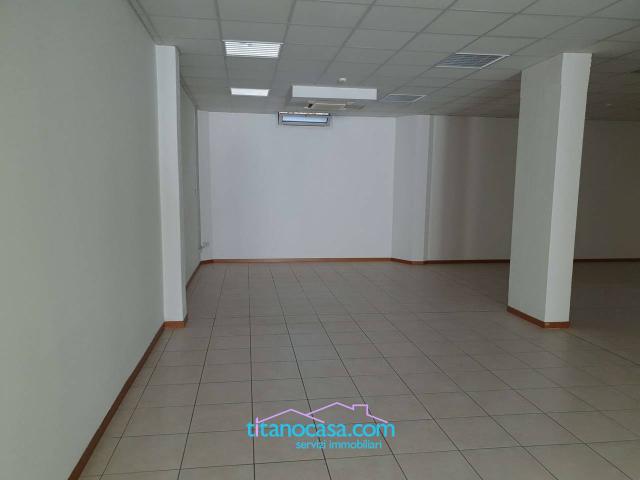 Locale Commerciale in affitto a Serravalle