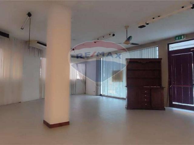 Locale Commerciale in affitto a Borgo Maggiore