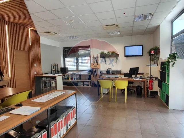 Locale Commerciale in affitto a Serravalle