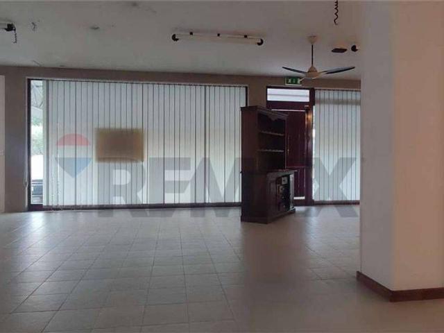 Locale Commerciale in affitto a Borgo Maggiore
