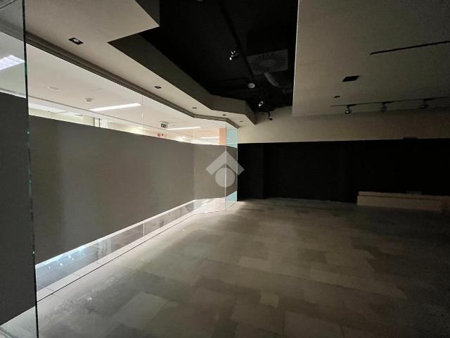 Locale Commerciale in affitto a Serravalle