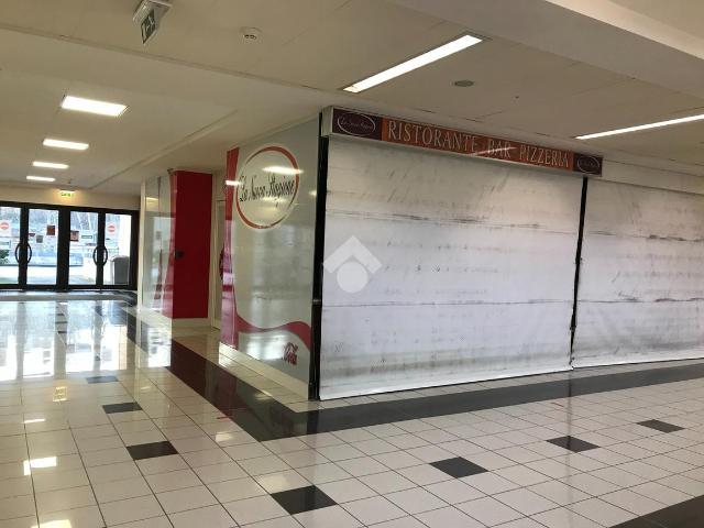 Locale Commerciale in affitto a Serravalle