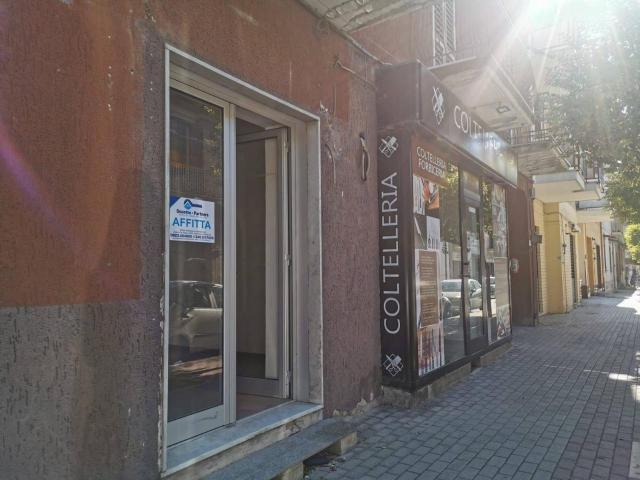 Locale Commerciale in affitto a San Nicola La Strada, Campania