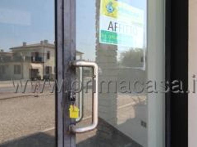 Locale Commerciale in affitto a San Pietro In Cariano, Veneto