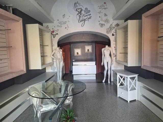 Locale Commerciale in affitto a Castello al Monte, Marche