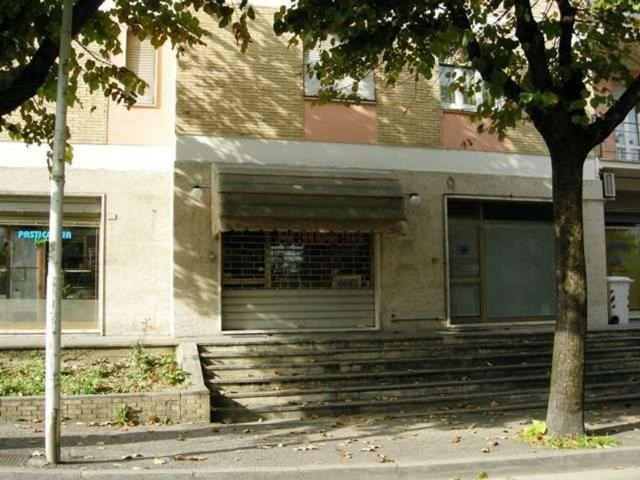 Locale Commerciale in affitto a San Paolo, Marche