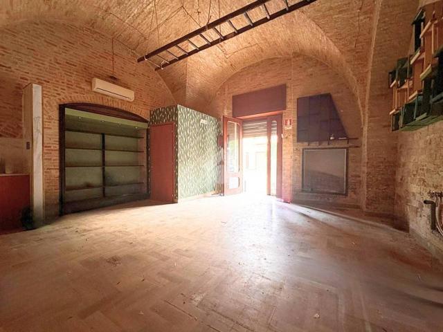 Locale Commerciale in affitto a Puglia, Foggia