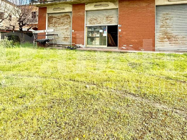 Locale Commerciale in affitto a Ponticelli, Santa Maria A Monte
