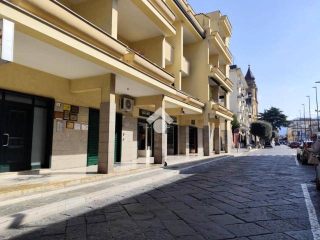 Locale Commerciale in affitto a Santa Maria A Vico, Campania