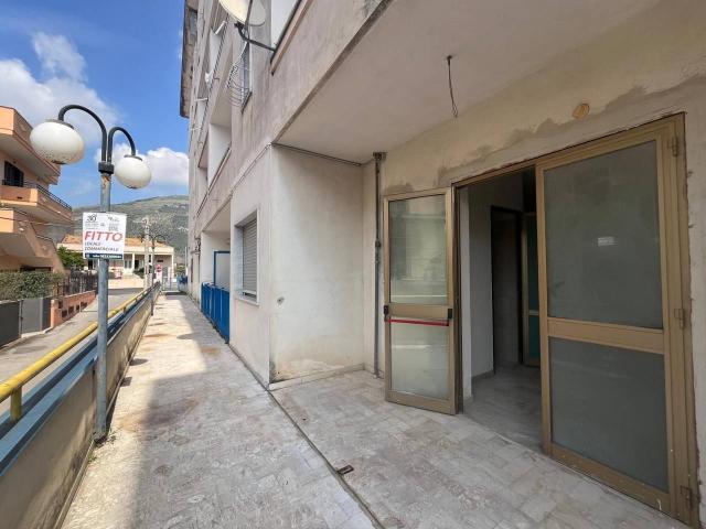 Locale Commerciale in affitto a Santa Maria A Vico, Campania