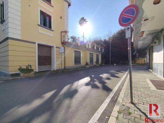 Locale Commerciale in affitto a Sant'Andrea dei Lagni, Santa Maria Capua