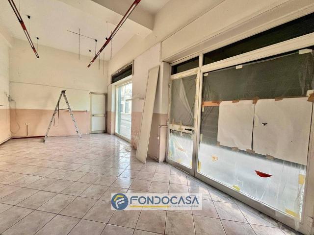 Locale Commerciale in affitto a Sant'antimo, Campania