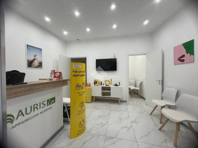 Locale Commerciale in affitto a Sant'antimo, Campania