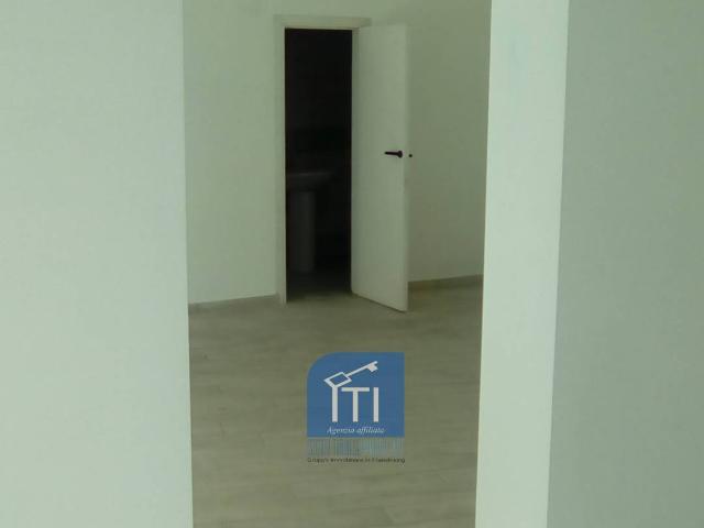 Locale Commerciale in affitto a Sant'antimo, Campania