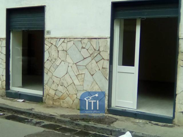 Locale Commerciale in affitto a Sant'antimo, Campania