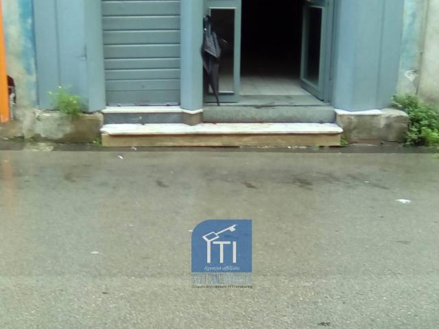 Locale Commerciale in affitto a Sant'antimo, Campania
