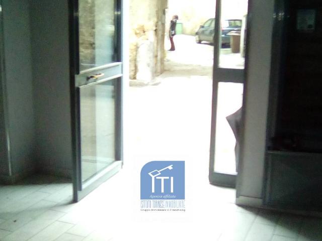 Locale Commerciale in affitto a Sant'antimo, Campania