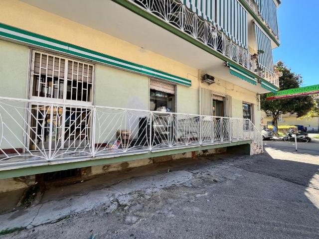 Locale Commerciale in affitto a Sant'antimo, Campania
