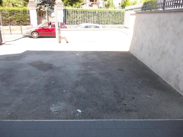 Locale Commerciale in affitto a Sant'antimo, Campania