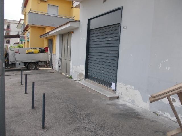 Locale Commerciale in affitto a Sant'antimo, Campania
