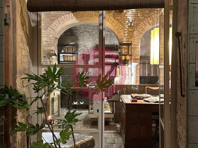 Locale Commerciale in affitto a Unione di comuni Valmarecchia, Santarcangelo Di