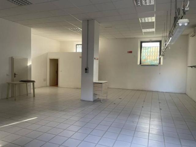 Locale Commerciale in affitto a Unione di comuni Valmarecchia, Santarcangelo Di