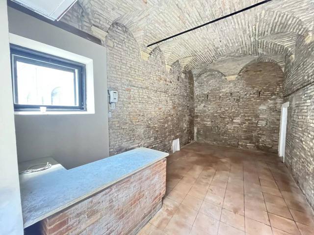 Locale Commerciale in affitto a Marche, Fermo